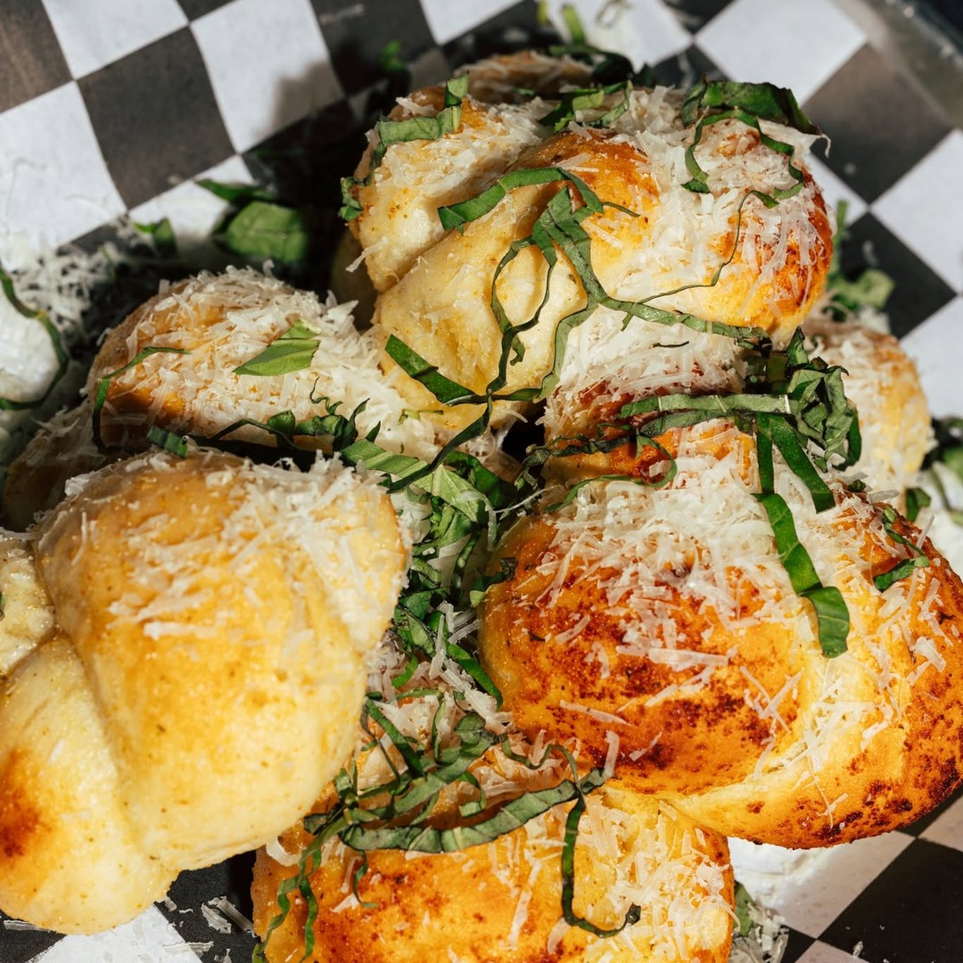 Garlic knots with marinara